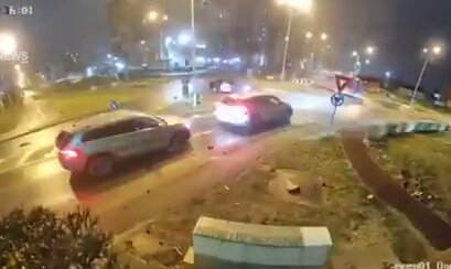 ببینید | پرواز یک مرسدس بنز از روی چند خودروی سواری