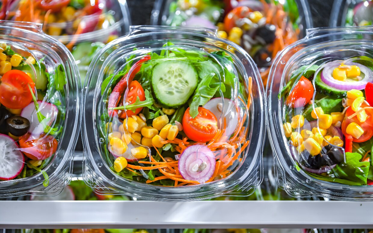سالادهای آماده؛ وعده‌ای سالم یا تله‌ای میکروبی؟/ شست‌وشوی مجدد سالادهای بسته‌بندی لازم است؟