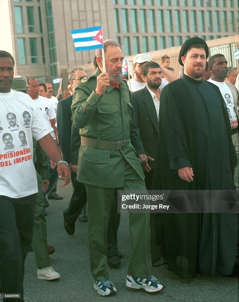 عکس | تصویری تاریخی از حسن خمینی و فیدل کاسترو در راهپیمایی در کوبا در سال ۲۰۰۱