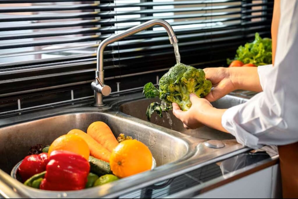 سالادهای آماده؛ وعدهای سالم یا تلهای میکروبی؟/ شستوشوی مجدد سالادهای بستهبندی لازم است؟