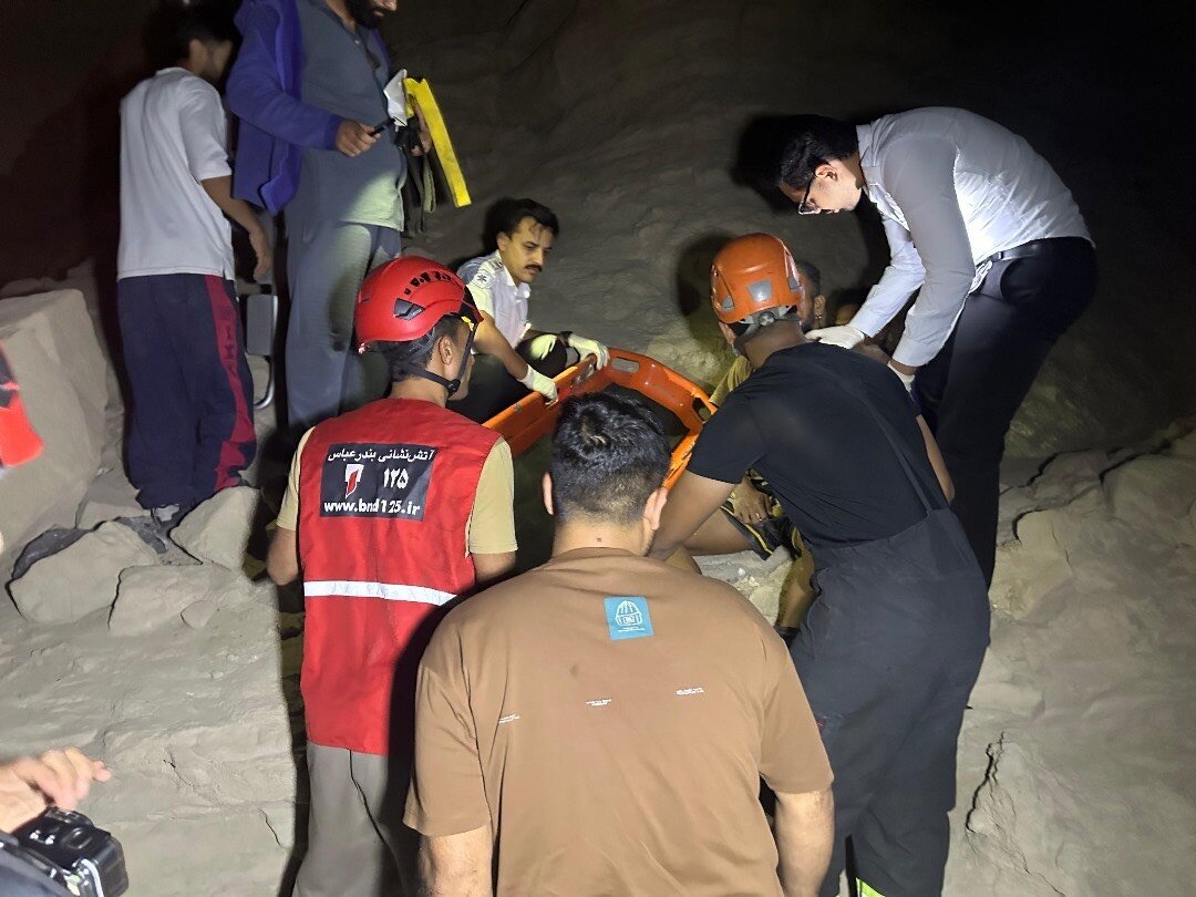 نجات موفق کوهنورد حادثهدیده در پارک پنجهعلی بندرعباس توسط آتشنشانان