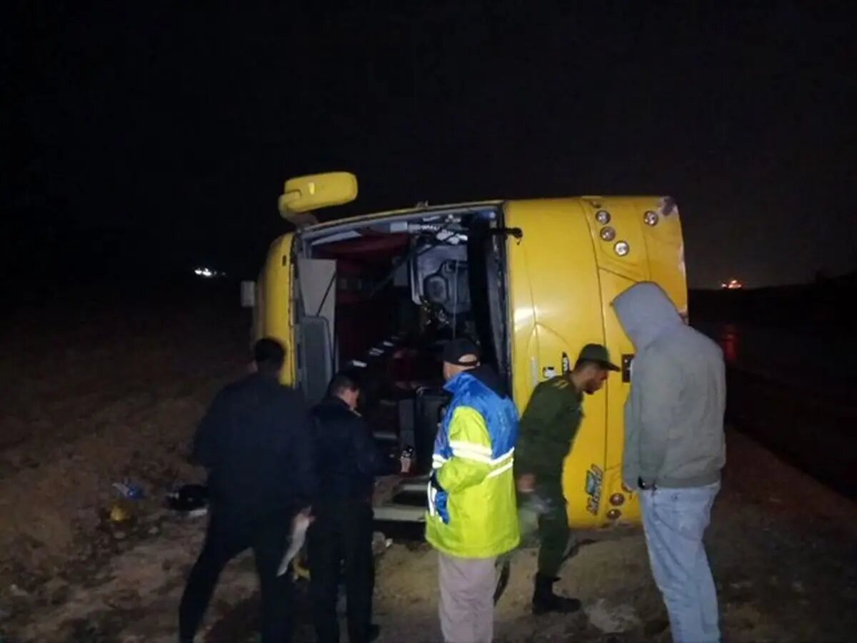 واژگونی اتوبوس در این جاده حادثه ساز شد/ آمار مصدومان