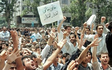 خاطرات هاشمی: ، دانشجویان به مناسبت روز دانشجو شعارهای تُندی داده‌اند و با پلیس درگیر و جمعی از آن‌ها بازداشت شده‌اند