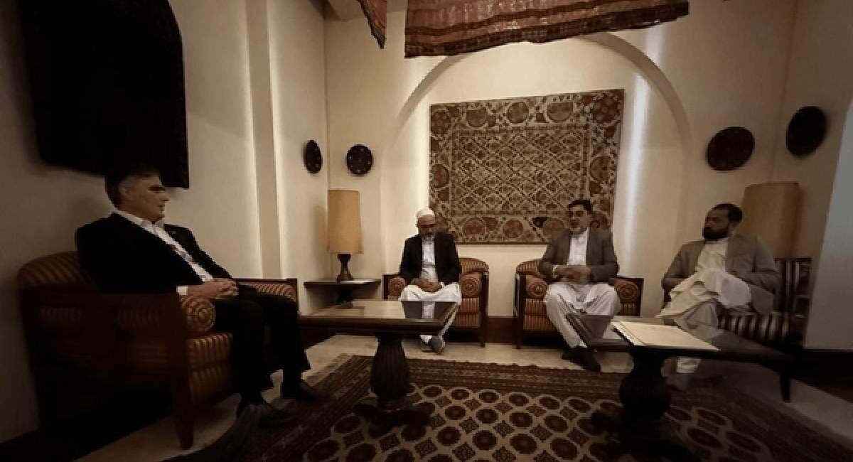 ماجرای عکس جنجالی فرزین با صرافان هرات چه بود؟