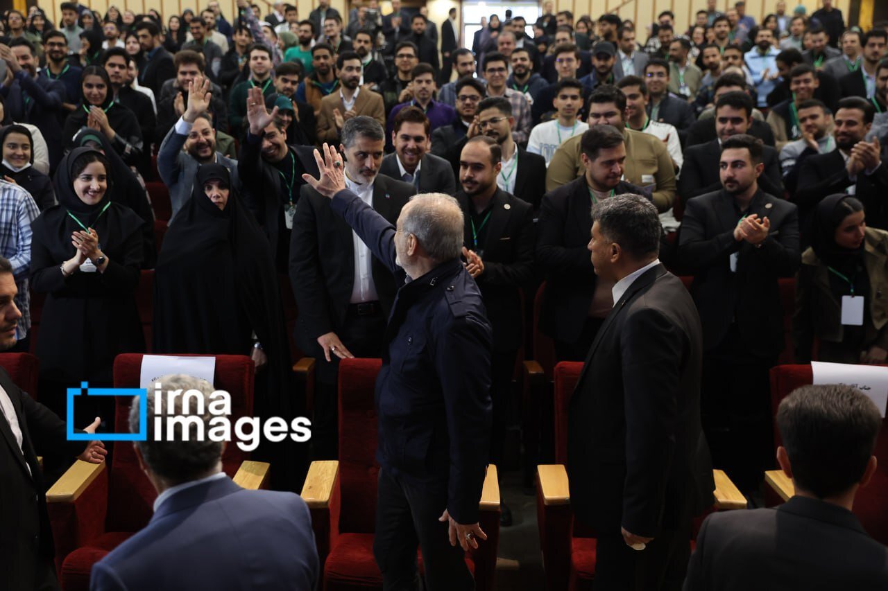 اولین تصاویر از حضور پزشکیان در مراسم روز دانشجو دانشگاه شهید بهشتی