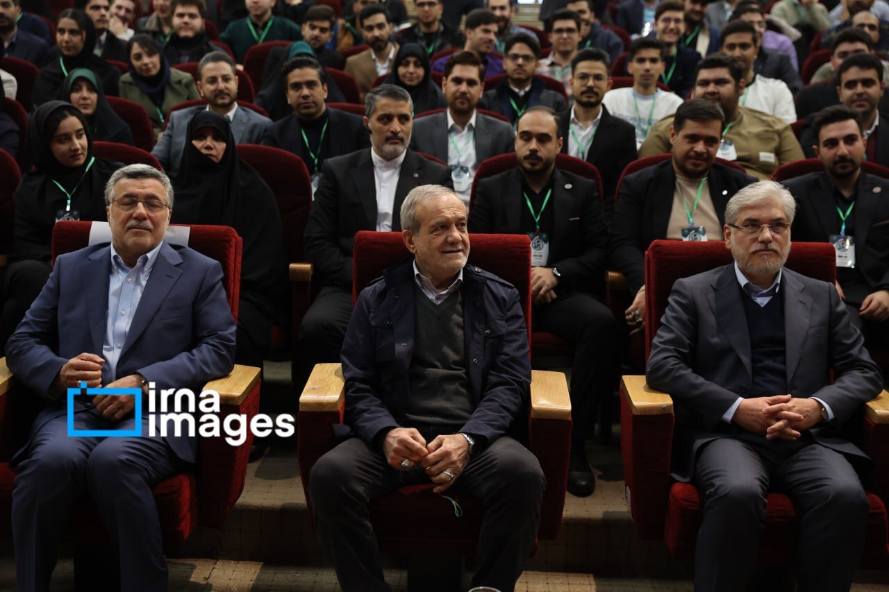 اولین تصاویر از حضور پزشکیان در مراسم روز دانشجو دانشگاه شهید بهشتی