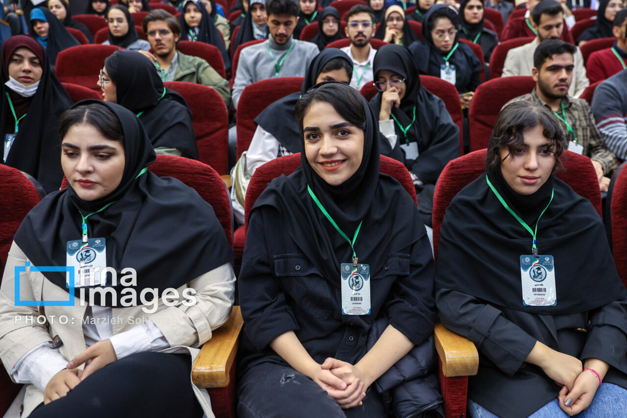 ژست خاص پزشکیان در مراسم روز دانشجو + عکس