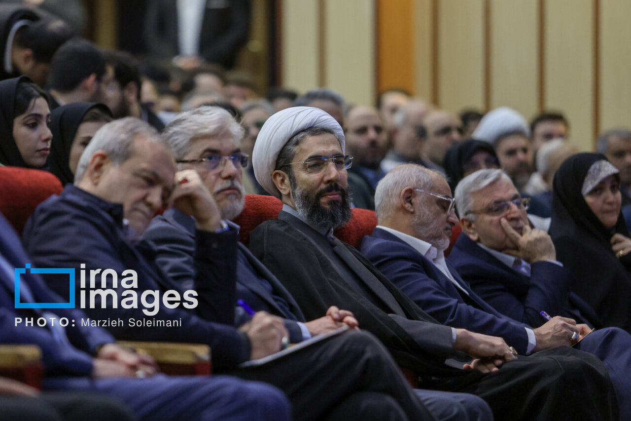 ژست خاص پزشکیان در مراسم روز دانشجو + عکس