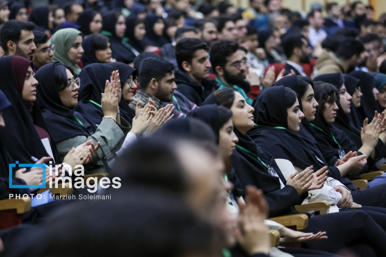 ژست خاص پزشکیان در مراسم روز دانشجو + عکس