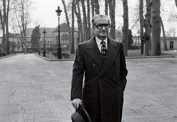 عکس | تصویری تاریخی از محمدرضا پهلوی بعد از جدایی از ثریا؛ تنها روی مبل در حال تماشای عکس‌های آلبوم!