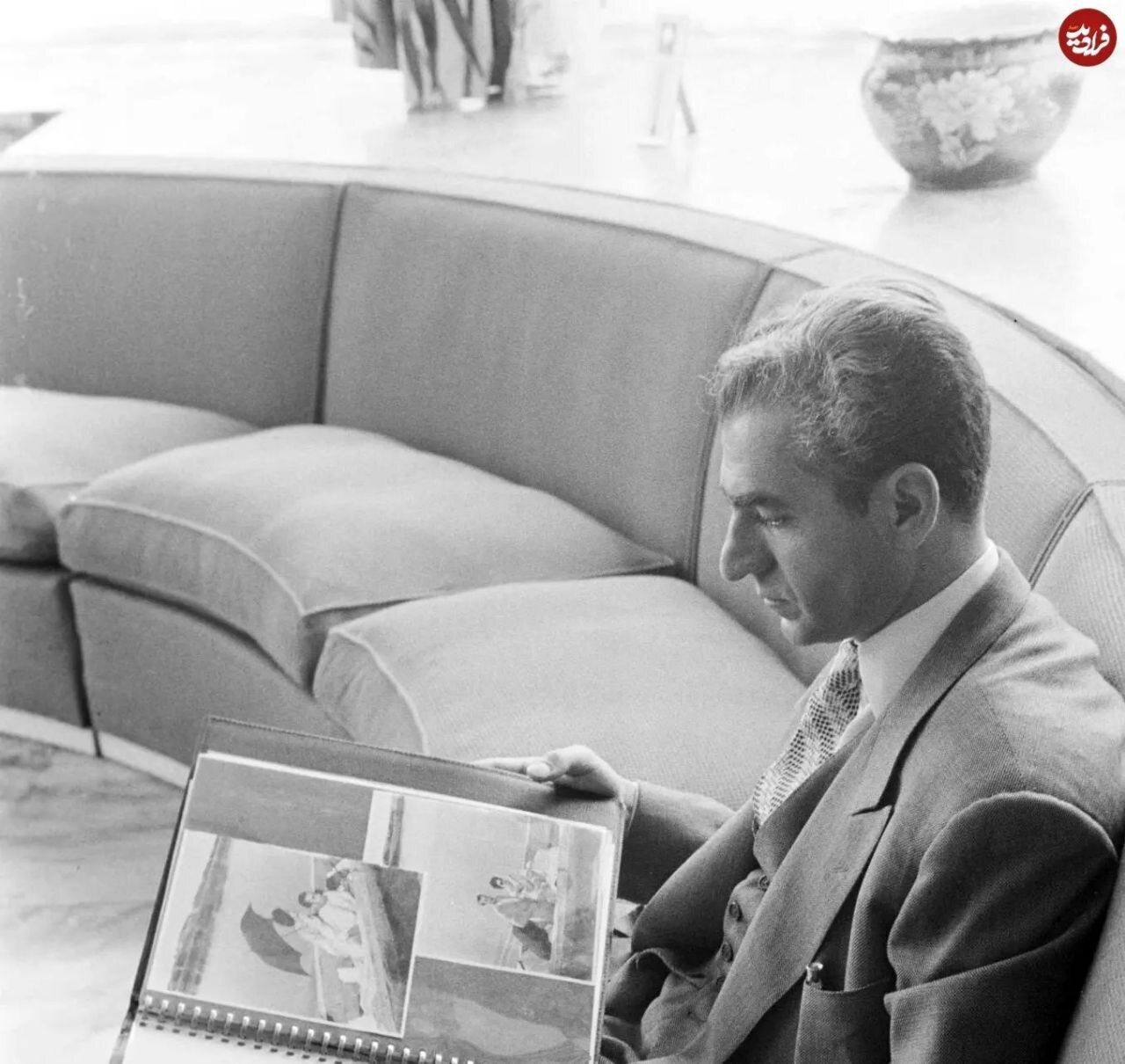 عکس | تصویری تاریخی از محمدرضا پهلوی بعد از جدایی از ثریا؛ تنها روی مبل در حال تماشای عکس‌های آلبوم!
