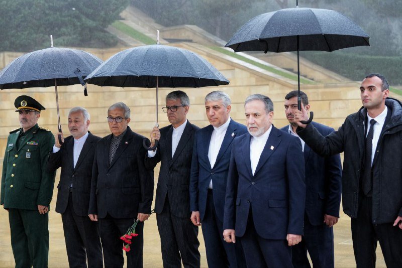 ادای احترام وزیر امور خارجه به شهدای جمهوری آذربایجان+عکس