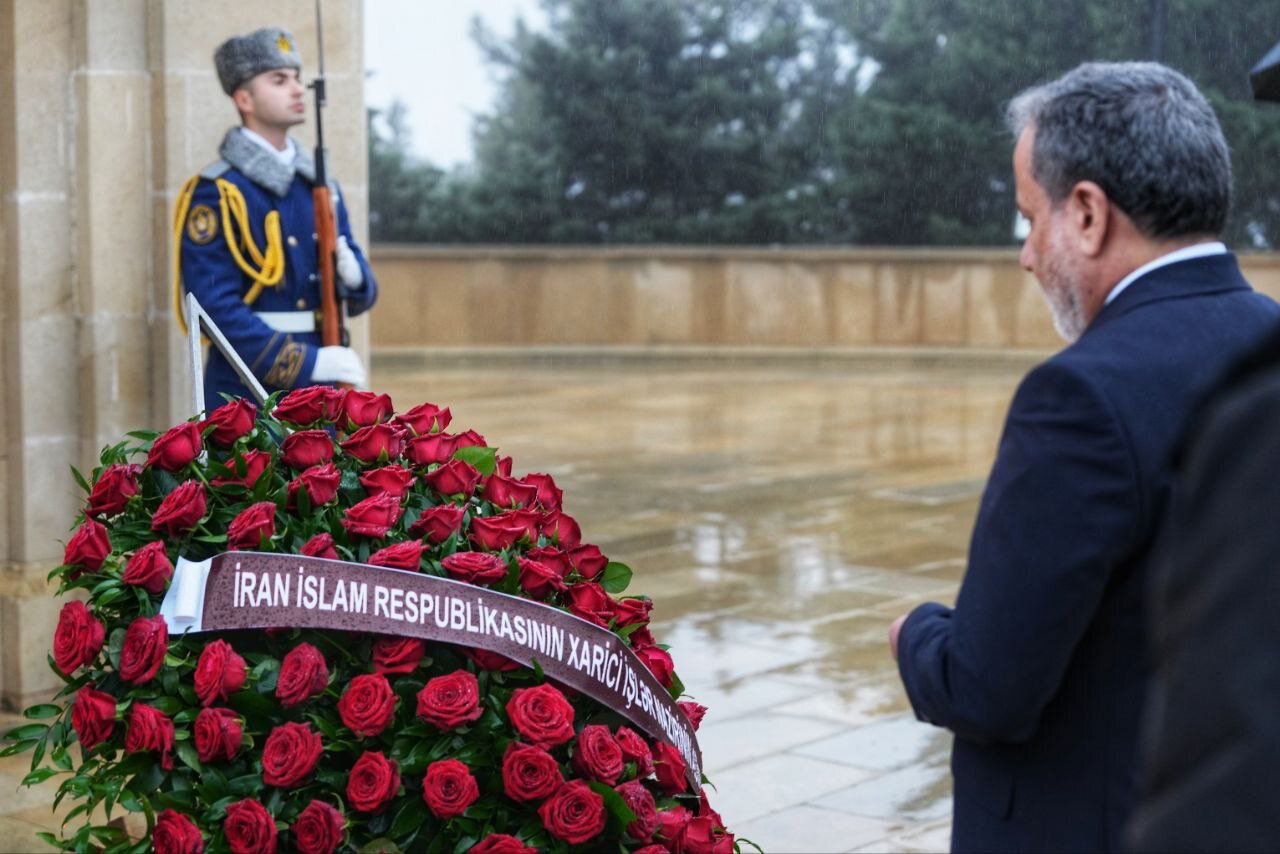 ادای احترام وزیر امور خارجه به شهدای جمهوری آذربایجان+عکس