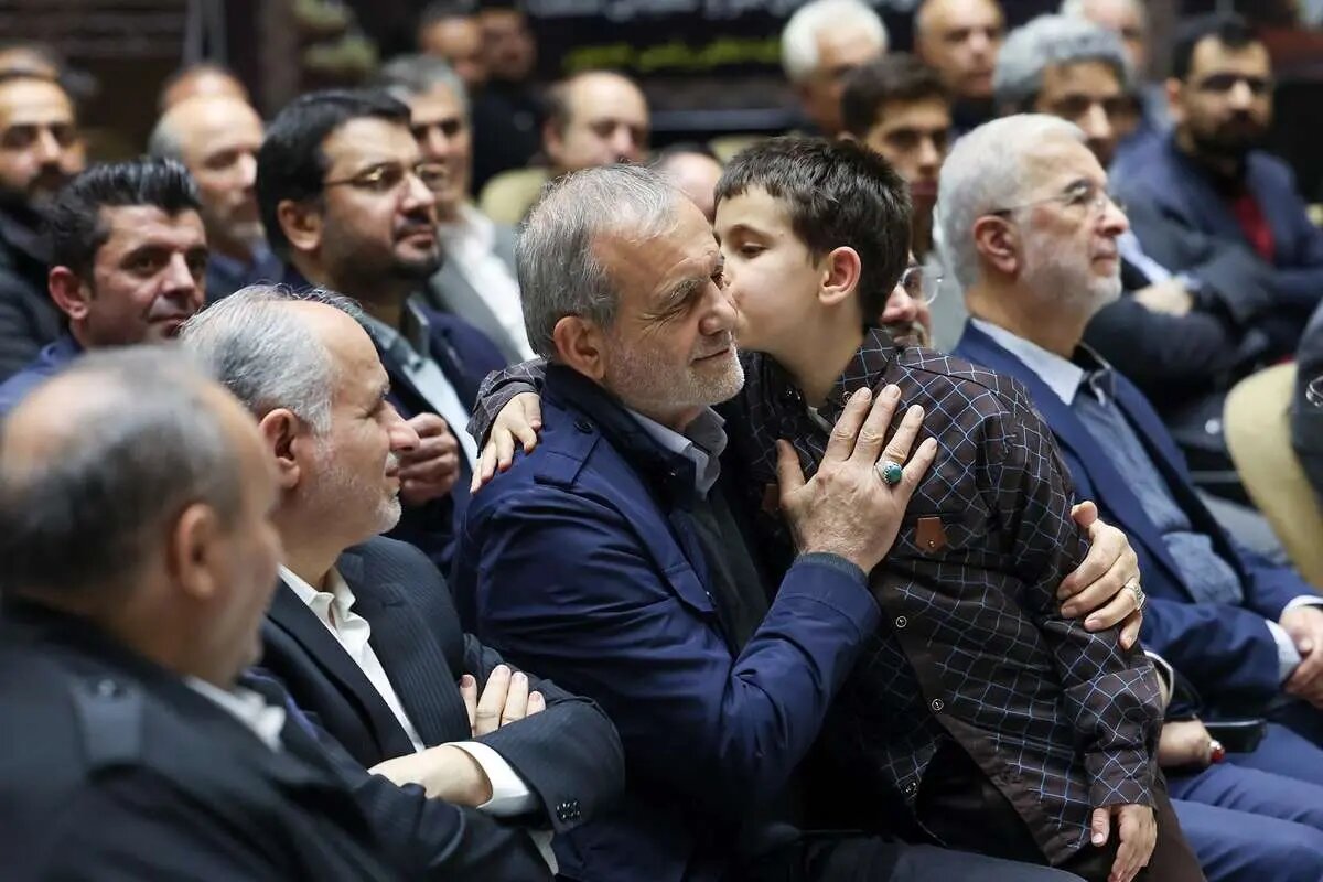 ببینید | حضور رئیس‌جمهور در مراسم ختم خانواده سقاب اصفهانی