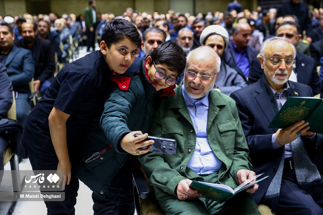 تصاویر متفاوت از پزشکیان و قالیباف در مراسم ترحیم همسر و فرزندان سقاب اصفهانی/ سلفی با روسای دو قوه