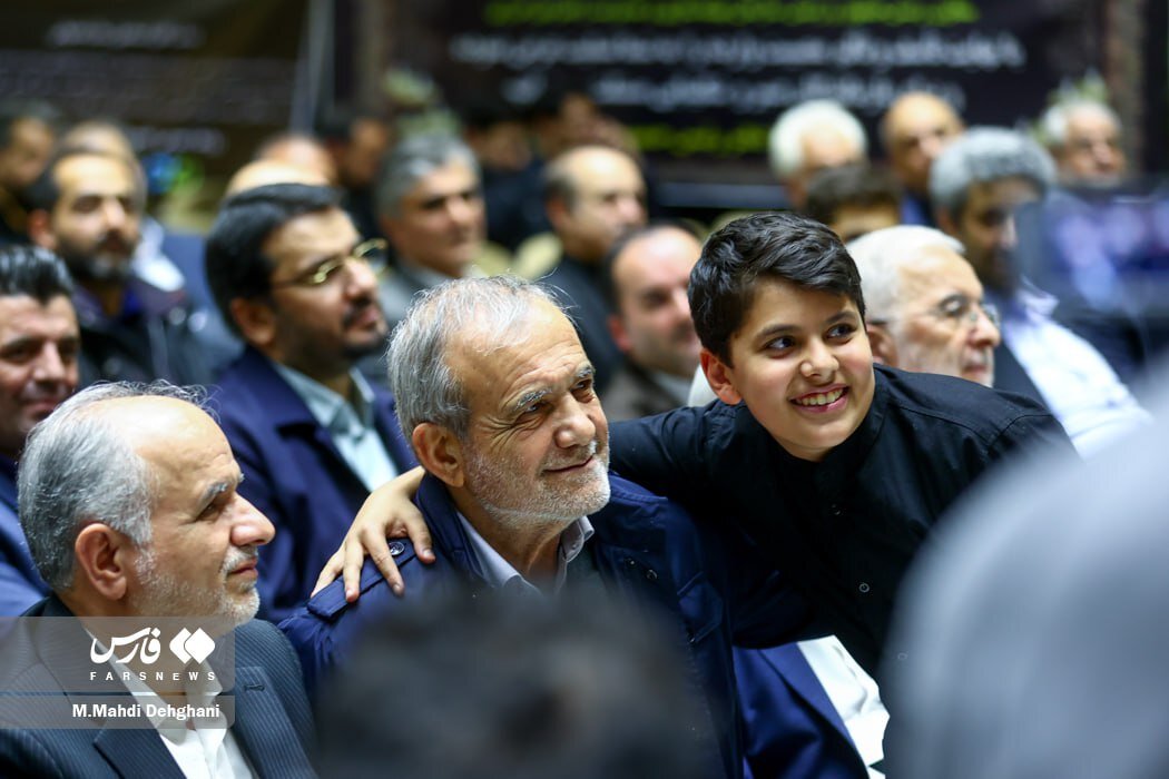 تصاویر متفاوت از پزشکیان و قالیباف در مراسم ترحیم همسر و فرزندان سقاب اصفهانی/ سلفی با روسای دو قوه