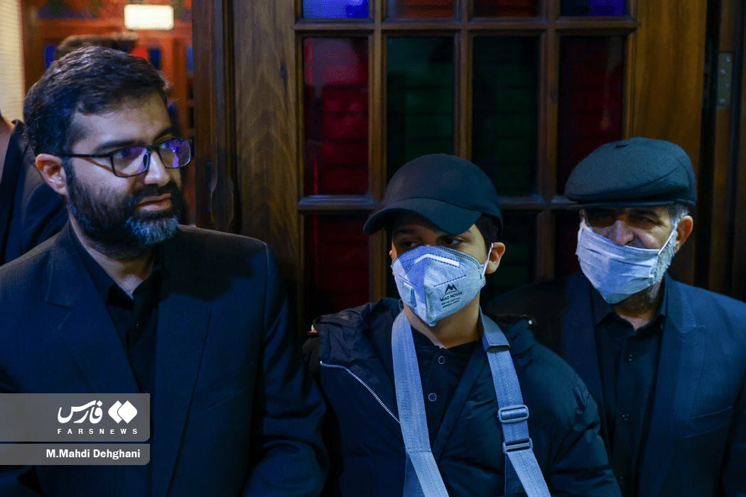 عکسی از  فرزندان درگذشته سقاب اصفهانی در مراسم ترحیم/ فرزند و پدرهمسر او بازمانده تصادف هستند