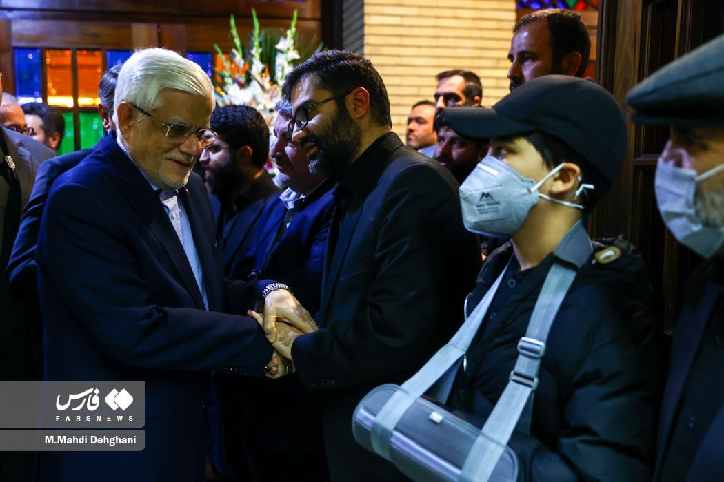 دلجویی عارف از سقاب اصفهانی و فرزندش در مراسم ترحیم+عکس