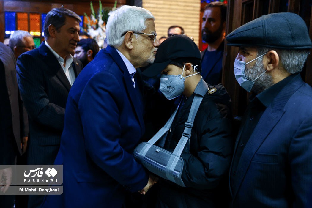 دلجویی عارف از سقاب اصفهانی و فرزندش در مراسم ترحیم+عکس