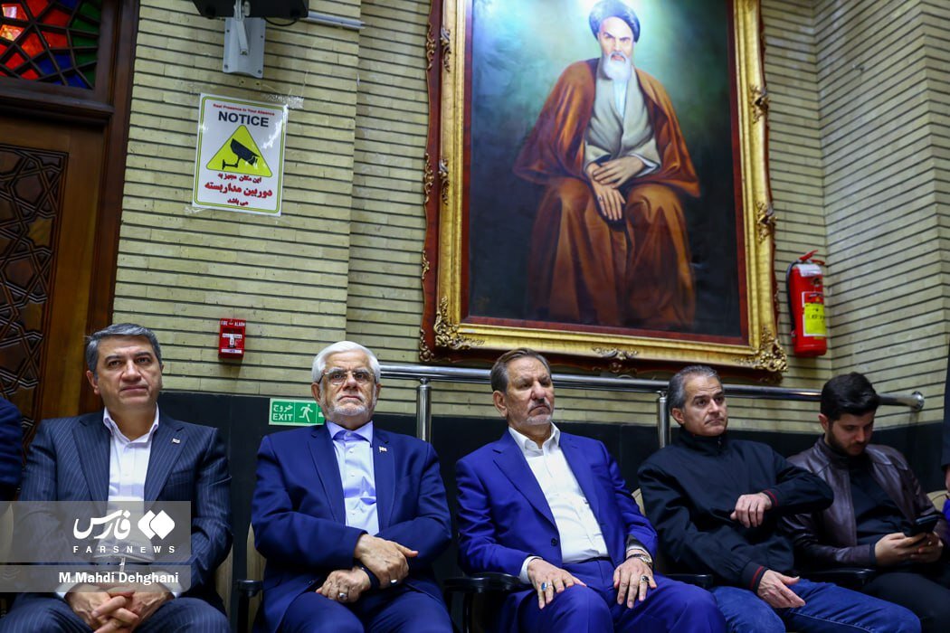 حضور مقامات فعلی و گذشته دولت در مراسم ترحیم همسر و فرزندان سقاب اصفهانی/ قالیباف همنشین صالحی شد/ جهانگیری کنار عارف/ منصوری هم بود+تصاویر