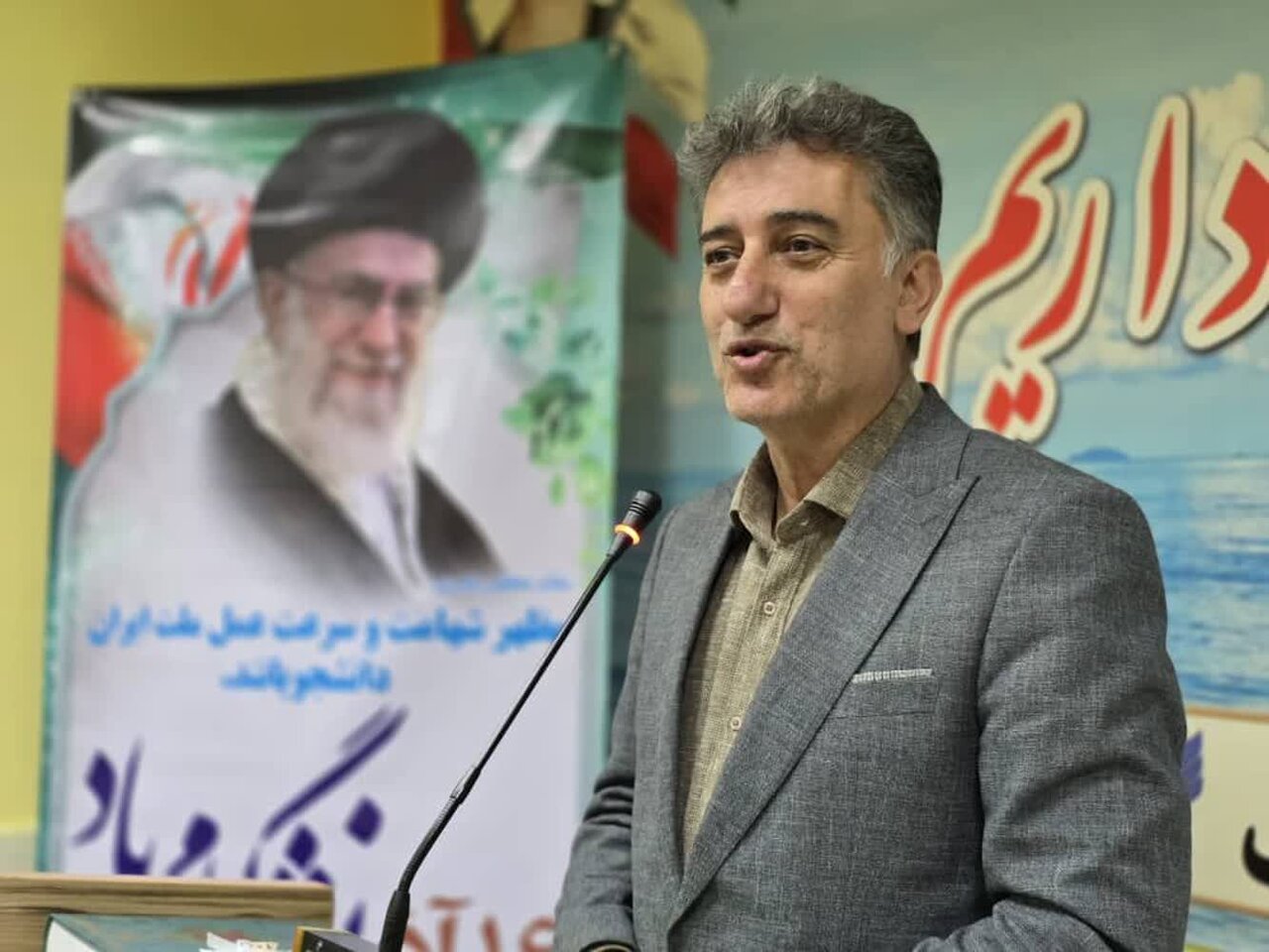 فرمانداررودسر بمناسبت روز دانشجو درجمع دانشگاهیان شهرستان رودسر گفت :فضای علمی شهرستان باید به کمک بخش کشاورزی و صنعت بیاید