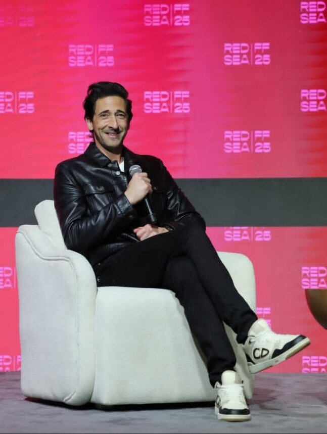 از جانی دپ تا آنتونی هاپکینز؛ چرا ستاره‌ها این روزها راه جده را در پیش گرفته‌اند؟