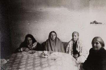 ملاباجی بندانداز سوار بر الاغ از این خانه به آن خانه می‌رفت که خانم‌ها را بند بیندازد