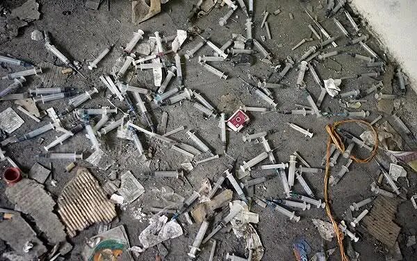 جسد کارتنخوابی که ۳۰ روز بیصاحب ماند/ اعتراف معاون شهردار به بازگشت کارتنخوابها به پاتوقها/ تبدیل کانال آبهای تهران به خوابگاه کارتنخوابها