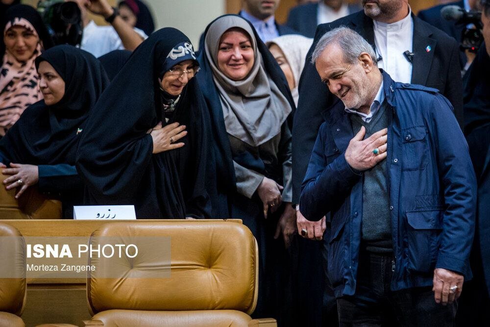 تصاویر خاص از حضور پزشکیان در آیین گرامیداشت «روز زن و مقام مادر»