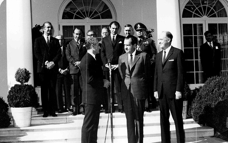 بازتاب سفر نیکسون به ایران از خلال روزنامههای آذر ۱۳۳۲