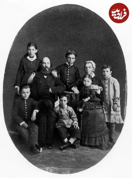 عکس/ «ولادیمیر لنین» در کنار والدین، برادران و خواهرانش در روسیه؛ سال ۱۲۵۷