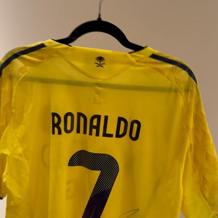 عکس| هدیه ویژه رونالدو به همسر ایرانی مورایس؛ پیراهن خیس بازی به امضای CR7