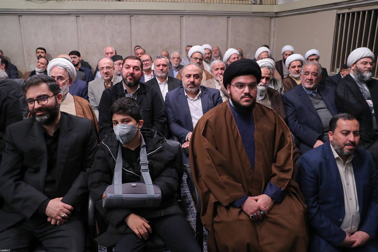 مهمانان ویژه دیدار با رهبری ؛ از فرزند شهید نصرالله تا سقاب اصفهانی و فرزندش