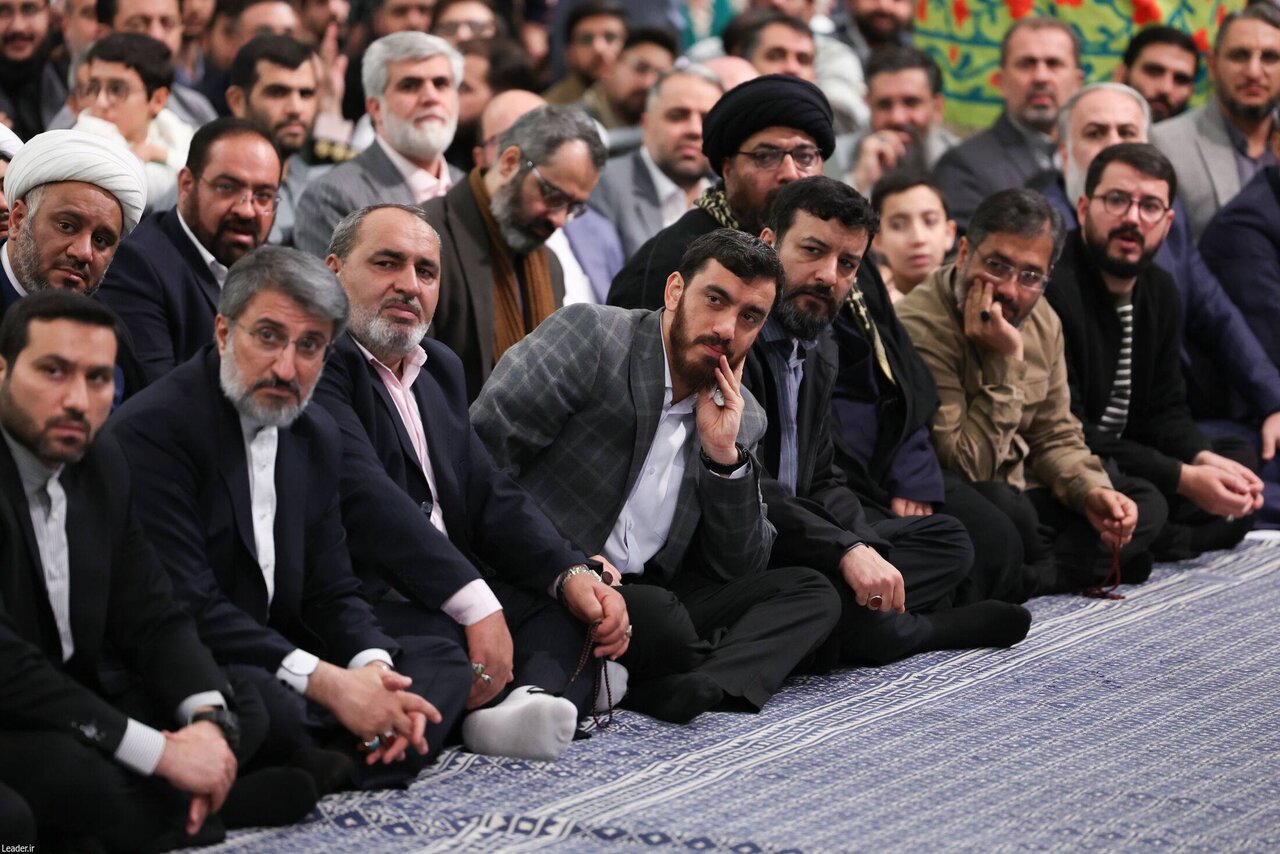 مداح معروف در صف اول دیدار با رهبر انقلاب + عکس