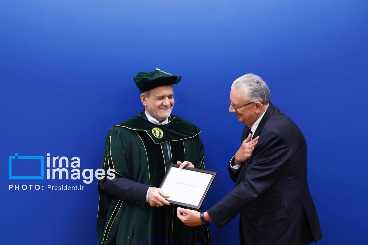 تصویری از پزشکیان با کلاه فارغ التحصیلی در دانشگاه نظربایف