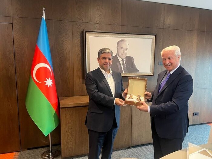 در نشست اخیر استاندار اردبیل با معاون وزیر اقتصاد جمهوری آذربایجان، موضوع همکاری‌های اقتصادی و تقویت زیرساخت‌های مشترک دو طرف مورد بحث و بررسی قرار گرفت. این گفتگوها به منظور افزایش تعاملات اقتصادی و توسعه روابط تجاری بین استان اردبیل و جمهوری آذربایجان برگزار شد.