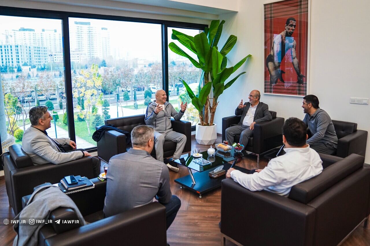 عکس| تابلو عجیب در اتاق علیرضا دبیر در فدراسیون کشتی/ کلاژ آقاتختی با لٌنگ قرمز!