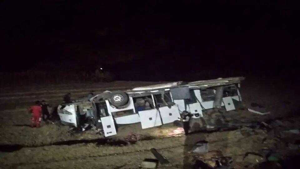 واژگونی اتوبوس مسافربری در مسیر سمیرم به یاسوج/ تعداد کشته‌ها و مصدومان اعلام شد