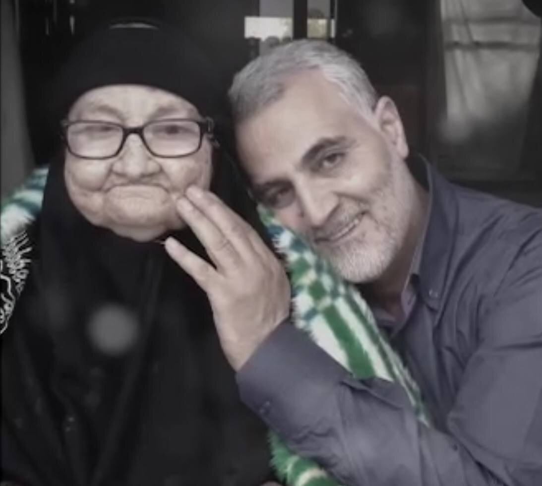 عکس شهید سردار سلیمانی در کنار مادرش