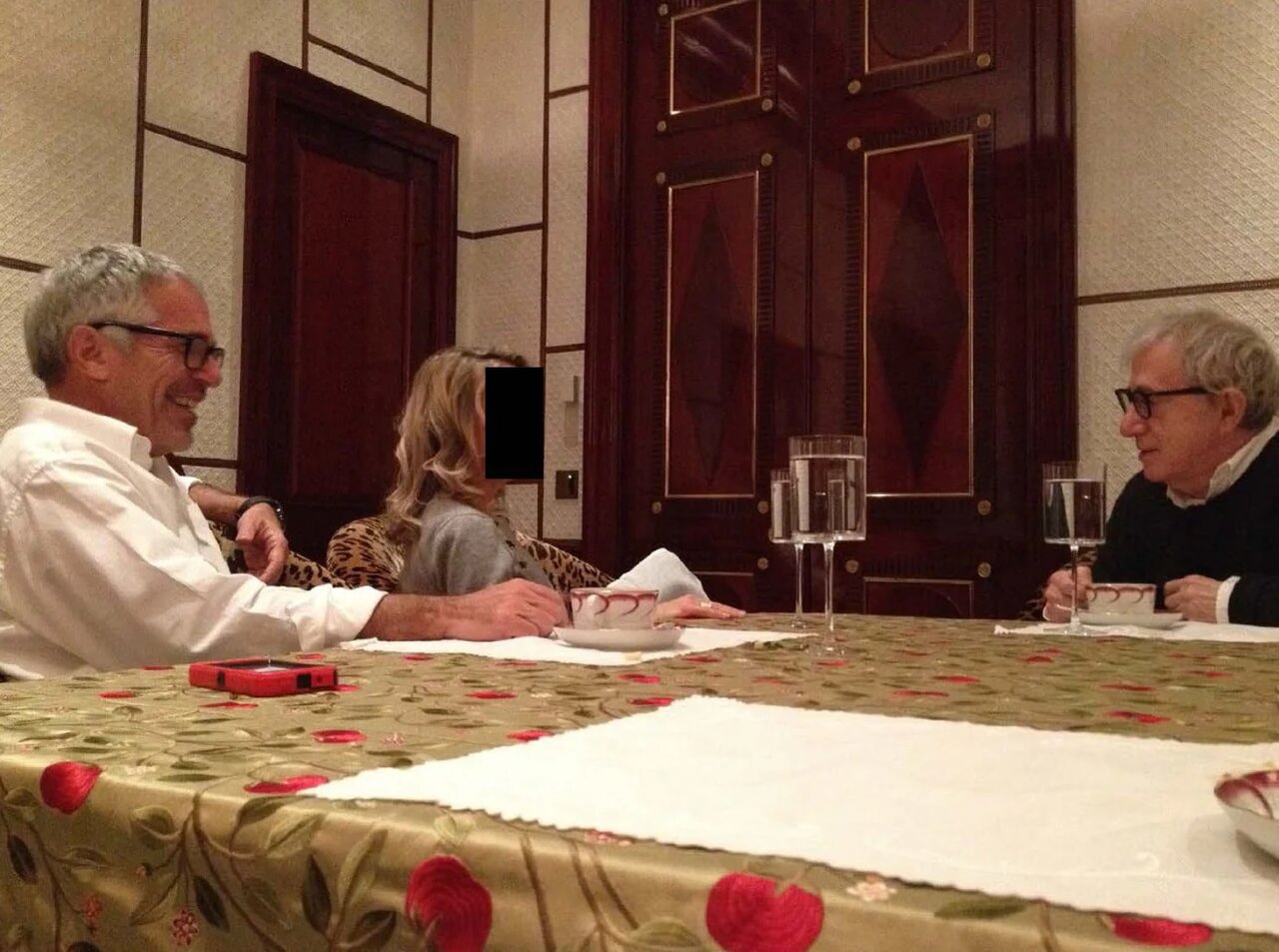 دموکراتها عکسهای جدیدی از ترامپ در املاک دلال جنسی منتشر کردند؛ از وودی آلن تا کلینتون و از بیل گیتس تا نوام چامسکی و بنن/ عکس