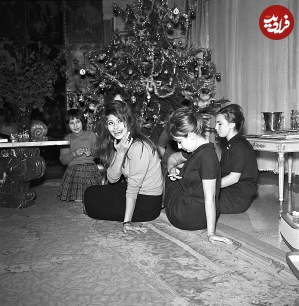 عکس/ سوفیا لورن در کنار خانواده در جشن کریسمس در رم؛ سال ۱۳۳۳