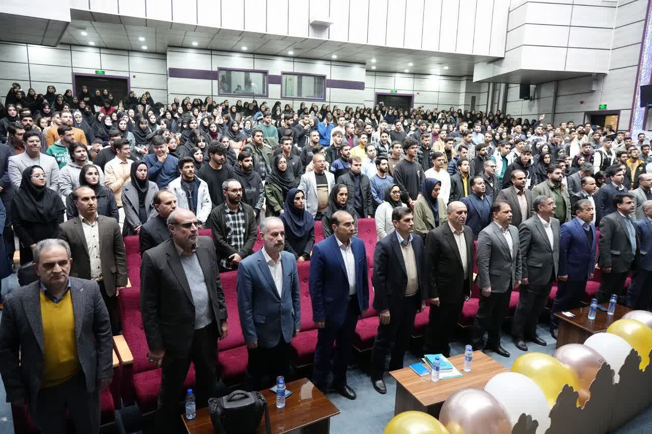 دانشجویان  موتور محرکه خودباوری و دفاع از ارزش‌های ملی هستند