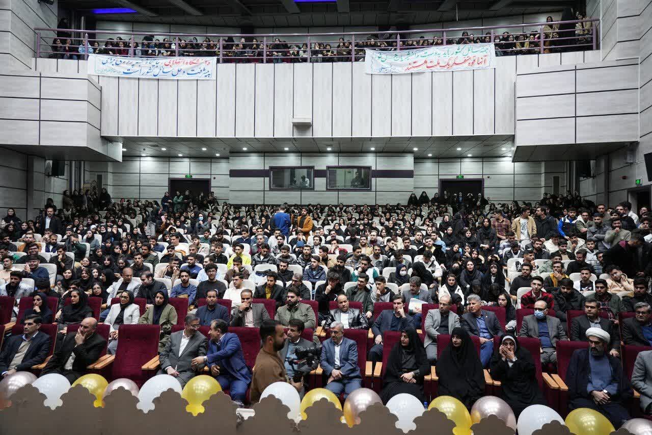 دانشجویان  موتور محرکه خودباوری و دفاع از ارزش‌های ملی هستند