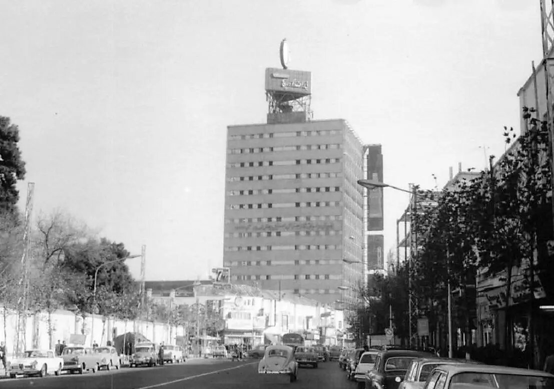 حادثه تلخ در ساختمان پلاسکو، یادآور رویدادهای تلخی است که ۵۵ سال پیش رخ داده است. در این واقعه، یکی از دانشجویان که به شدت به معشوقه خود وابسته بود، او را از طبقه چهارم به پایین پرتاب کرده و به مرگ او انجامید. جزئیات و تصاویری از این ماجرا نیز منتشر شده است.