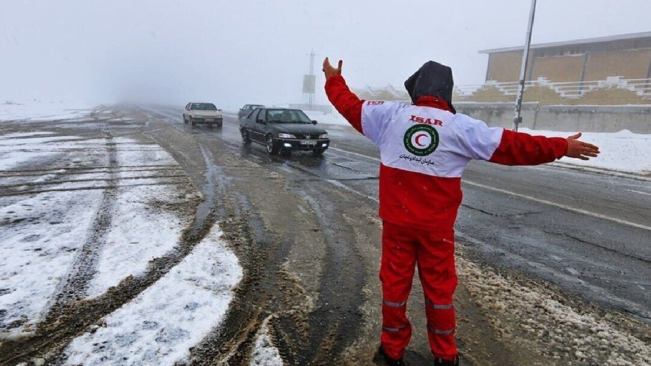 تداوم عملیات هلال‌احمر در ۱۸ استان/ رهاسازی بیش از هزار خودرو از برف و کولاک