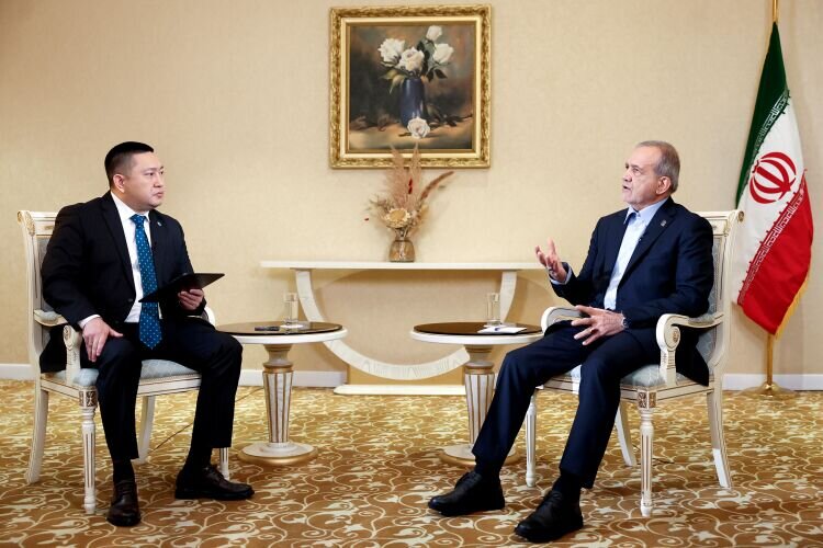 پزشکیان اظهار داشت: نهادهایی نظیر اوراسیا، سازمان همکاری‌های شانگهای و بریکس به عنوان مکمل‌هایی برای یکدیگر عمل می‌کنند. وی همچنین افزود که سفر بدون نیاز به ویزا برای بازرگانان به قزاقستان به مدت ۱۴ روز تسهیل شده است.