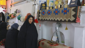 گره‌های امید بر دار قالی؛
 روایت کارآفرینی زنی که معیشت را می‌بافد