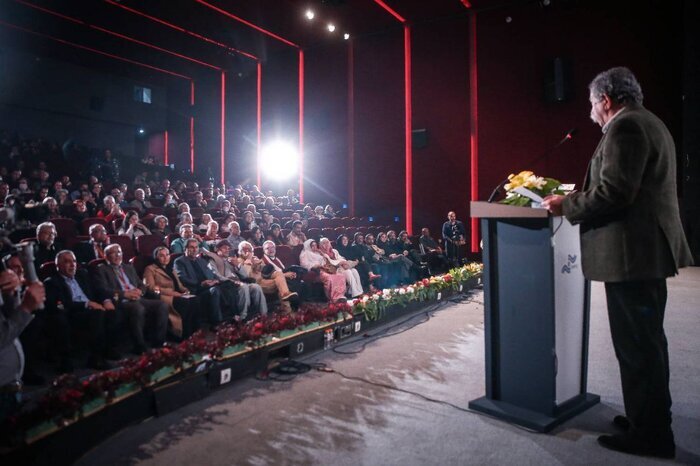 نکوداشت مستندساز عاشق ایران برگزار شد/ اهدای نشان فیروزه سینماحقیقت به فرهاد ورهرام