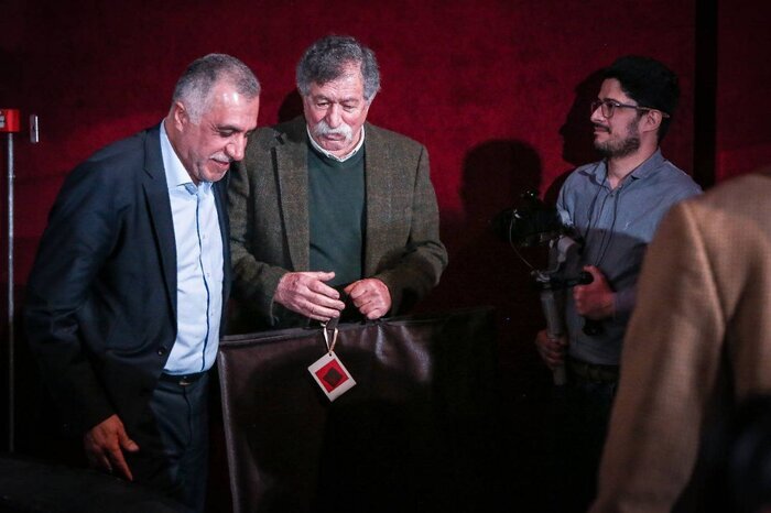 نکوداشت مستندساز عاشق ایران برگزار شد/ اهدای نشان فیروزه سینماحقیقت به فرهاد ورهرام