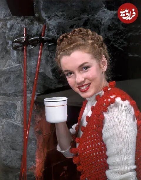 عکس/ مرلین مونرو ۲۰ ساله در حال نوشیدن قهوه در کالیفرنیا؛ سال ۱۳۲۴